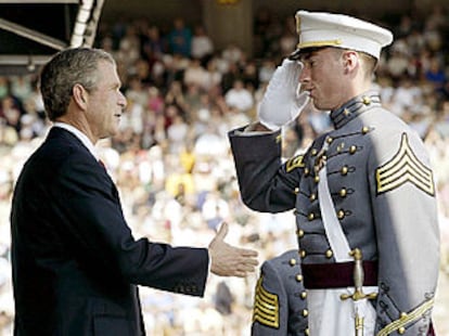 George W. Bush saluda a un cadete de West Point después de pronunciar su discurso.