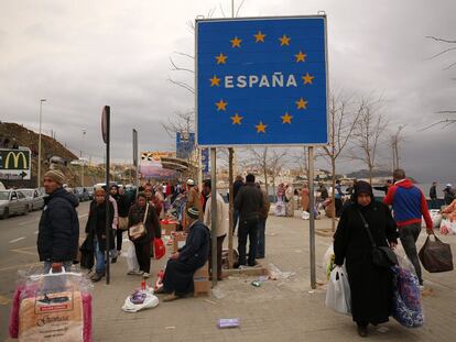 Un grupo de personas en la frontera etre Ceuta y Marruecos, en una imagen de archivo.