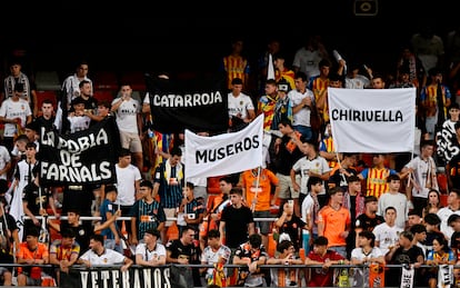 Aficionados del Valencia CF en la grada del Mestalla.