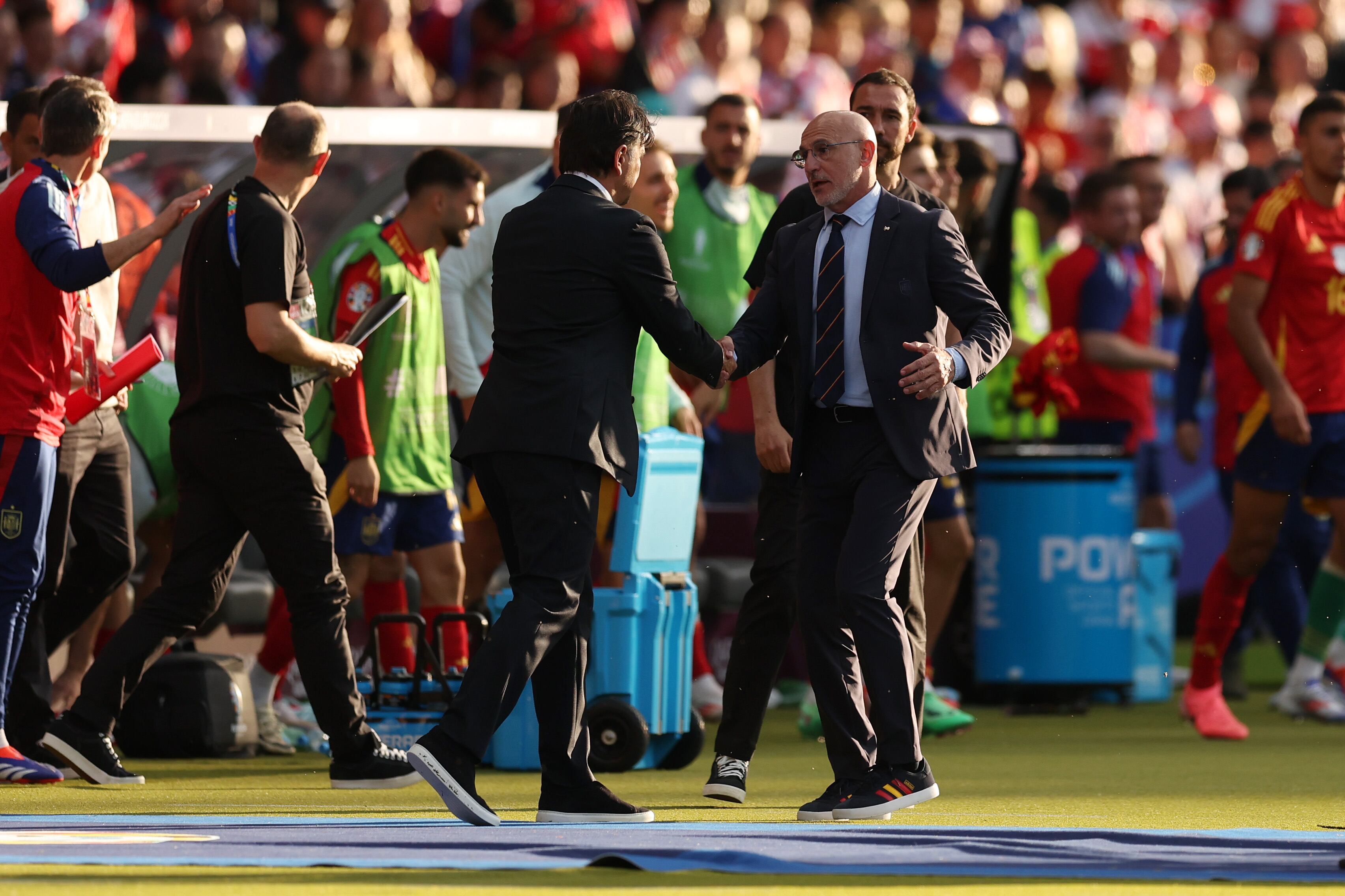 El entrenador de Croacia, Zlatko Dalic, y el de España, Luis de la Fuente, se saludan tras el partido.