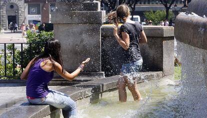 Unes turistes es refresquen a Barcelona, en una imatge d&#039;arxiu.