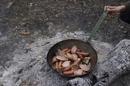 El cerdo acompaña casi todas las comidas (se trae preparado en adobo desde casa), que tienen que ser calóricas para aguantar las largas jornadas.