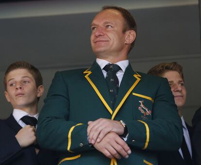 Francois Pienaar,ex jugador de rugby sudafricano y ex capitán de la selección sudafricana de rugby, espera a que el funeral del ex presidente sudafricano Nelson Mandela en el estadio FNB en Soweto.