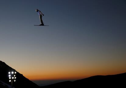 El participante chino Qi Guangpu durante el Mundial de Snowboard y Freestyle en Sierra Nevada. 