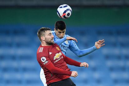 Cancelo y Shaw pugnan por un balón.