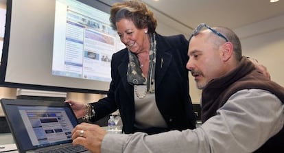 La alcaldesa de Valencia, Rita Barberá, observa el funcionamiento de la nueva web accesible municipal.