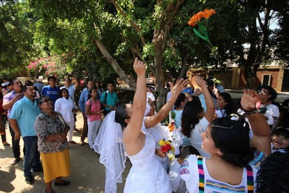 Esta no es la primera vez que Torres celebra una acción de este tipo. El pasado año fue en el Parque Central de Ciudad de Guatemala donde dio su particular 'sí quiero'. El artista ha celebrado bodas simbólicas desde 2013 en Chile, Argentina, México, Cuba, Colombia, Bolivia, Venezuela y Perú.