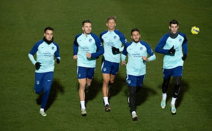 Los jugadores del Atlético de Madrid durante el entrenamiento previo al partido con el Barcelona de este domingo.