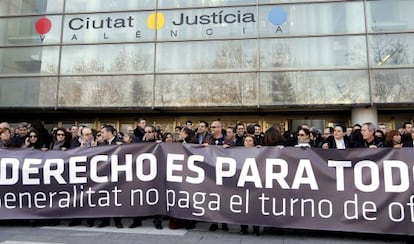 Protesta de los abogados de oficio en Valencia por el impago de su servicio.