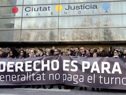 Protesta de los abogados de oficio en Valencia por el impago de su servicio.