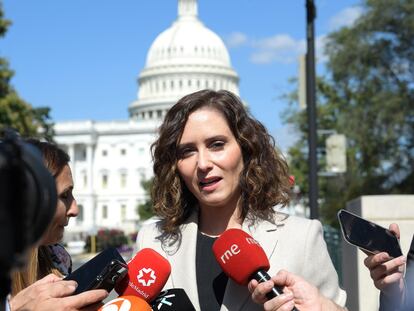 La presidenta de la Comunidad de Madrid, Isabel Díaz Ayuso, atiende a los periodistas hoy después de su reunión con el Caucus Hispano el pasado jueves.