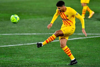 El central uruguayo, Ronald Araújo, durante un partido del Barcelona.