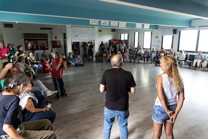 Carlos Díez, portavoz y artífice del encierro, y María José López inauguran la asamblea del 8 de septiembre.
