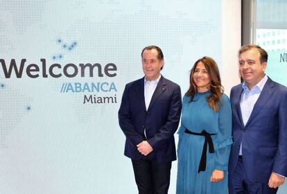 El presidente de Abanca, Juan Carlos Escotet, con la gerente de la sucursal en Miami, Mónica Vázquez y el consejero delegado del grupo Francisco Botas, la semana pasada en un evento en Estados Unidos