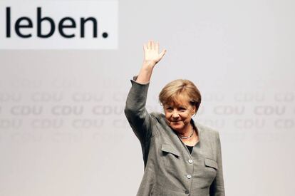 La canciller alemana y candidata de los dem&oacute;crata cristianos (CDU), Angela Merkel, saluda durante un acto de campa&ntilde;a en Dortmund el s&aacute;bado. 