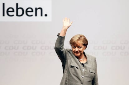 La canciller alemana y candidata de los demócrata cristianos (CDU), Angela Merkel, saluda durante un acto de campaña en Dortmund el sábado.
