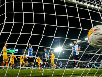 El Barcelona superó al Alavés con un tanto de De Jong.