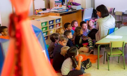 Alumnos del centro público La Laguna, en Los Llanos, durante una clase de educación emocional con su tutora Mónica Viña, la semana pasada.