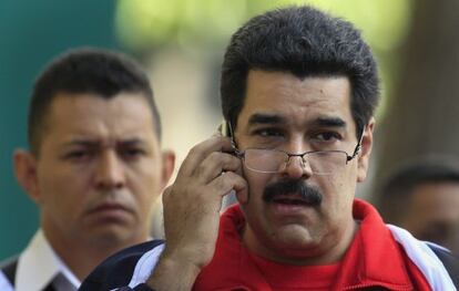 Nicolás Maduro habla por teléfono el pasado diciembre.