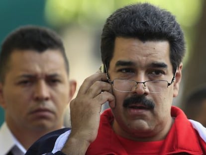 Nicolás Maduro habla por teléfono el pasado diciembre.