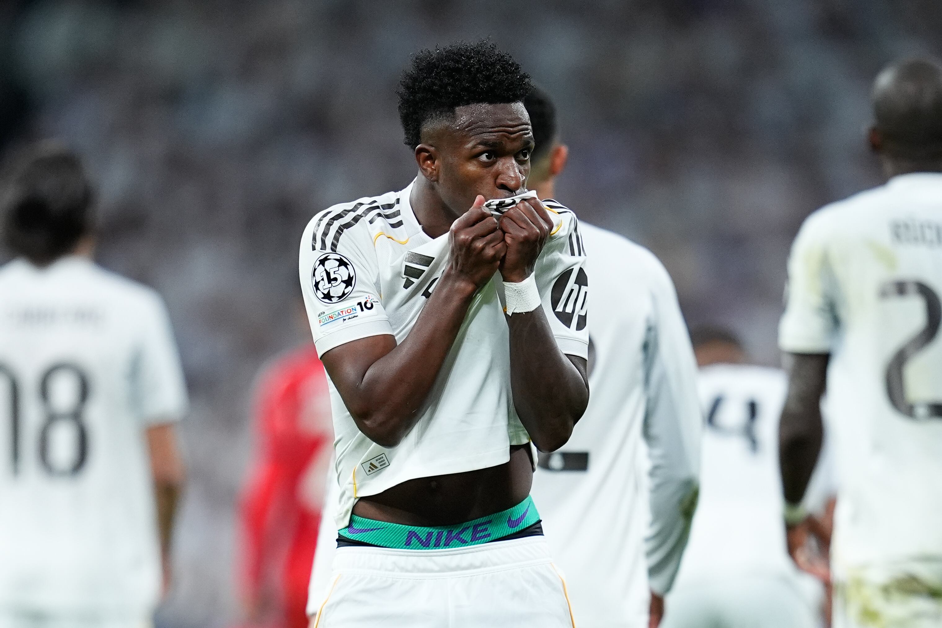 El Real Madrid expulsará a un socio por hacer el saludo nazi en la grada del Bernabéu