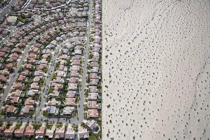 Desenvolvimento urbanístico junto ao deserto, em Cathedral City, Califórnia, em plena seca.