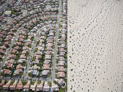 Desenvolvimento urbanístico junto ao deserto, em Cathedral City, Califórnia, em plena seca.