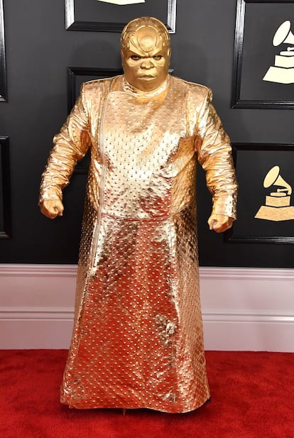 No, no es C-3PO después de haberse dado un atracón de hamburguesas. Aunque te cueste creerlo se trata del músico CeeLo Green.