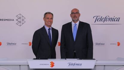 Silvio González, CEO de Atresmedia, y Emilio Gayo, presidente de Telefónica España.  