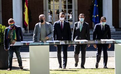 Los líderes de los agentes sociales con el presidente del Gobierno, Pedro Sánchez, en La Moncloa.