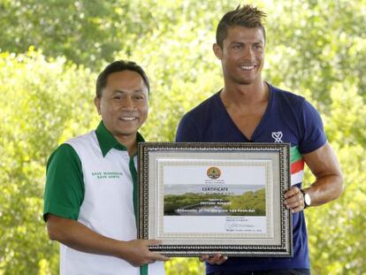 Cristiano Ronaldo recibe un certificado como nuevo embajador del Foro para la conservación de los manglares de manos del ministro indonesio de Bosques, Zulkifli Hasan