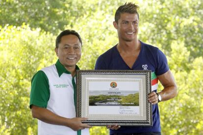 Cristiano Ronaldo recibe un certificado como nuevo embajador del Foro para la conservación de los manglares de manos del ministro indonesio de Bosques, Zulkifli Hasan