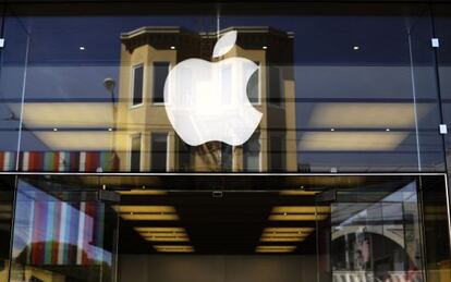 Logo de Apple en una tienda en San Francisco