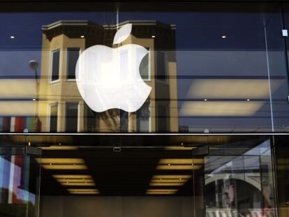 Logo de Apple en una tienda en San Francisco