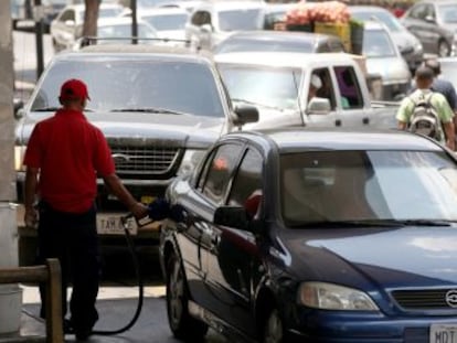 Las autoridades hacen un esfuerzo especial por salvar a Caracas de la carestía de gasolina, pero el resto del país bordea el colapso