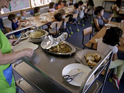 Alumnos y alumnas en el comedor de un colegio en Madrid.