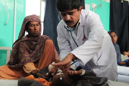 El doctor Barkat Hussain hace un chequeo a un niño que sufre malnutrición en el Centro de Alimentación Terapéutica (ITFC, por sus siglas en inglés) gestionado por MSF en Dera Murad Jamali, en la zona de Balochistán.