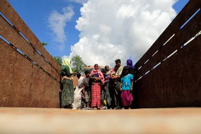 Refugiados rohingya procedentes de Myanmar esperan en un camión que les llevará a un campo de refugiados en Teknaf, cerca de Cox's Bazar en Bangladés.