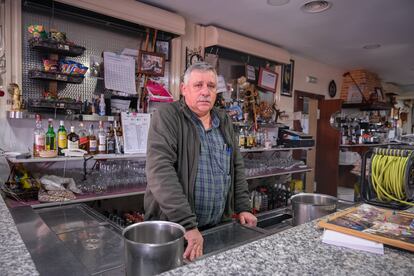 Agustín García Pereira, propietario del bar Agustín posa en la barra de su bar dos días después de que el establecimiento se inundara.