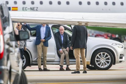 Juan Carlos I at Vigo airport on Thursday evening. 