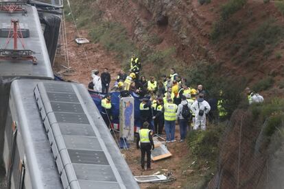 El teléfono 012 ha atendido 78 llamadas de familiares de personas que viajaban en el tren, que han sido derivadas al Centro de Emergencias de Catalunya Cecat de Protección Civil, donde han sido informadas del lugar al que ha sido trasladado su familiar. Para informar a las familias se han habilitado dos puntos de atención, uno en la estación de Barcelona Sants y otro en el polideportivo de Vacarisses.