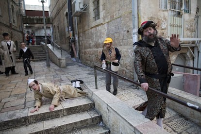 Al igual que la fiesta de Janucá, la festividad de Purim tiene un carácter más nacional que religioso, por lo que se permiten abrir a los negocios y acudir al trabajo. En la imagen, un hombre ebrio cae al suelo mientras celebra la fiesta de Purim, en Mea Shearim.