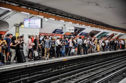 Viajeros en el metro de París, una de las ciudades más compactas de Europa.