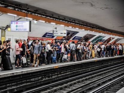 Viajeros en el metro de París, una de las ciudades más compactas de Europa.