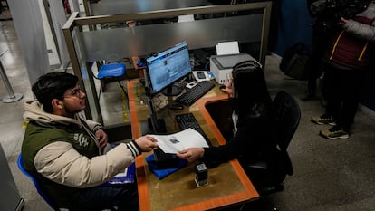Un migrante venezolano entrega sus datos biométricos como parte del programa de registro de extranjeros sin residencia legal, en Santiago, en 2023.