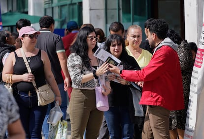 Gente acude a la embajada de Estados Unidos en la Ciudad de México.