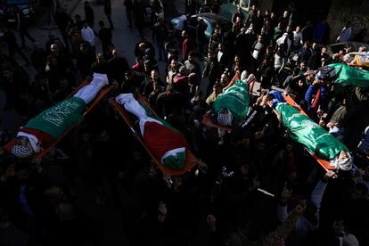 Funeral de los seis palestinos muertos este domingo en Cisjordania en una operación del ejército israelí en Yenín. 