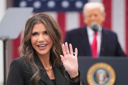 Kristi Noem, saluda mientras el presidente Donald Trump anuncia nuevos aranceles, en la Casa Blanca.