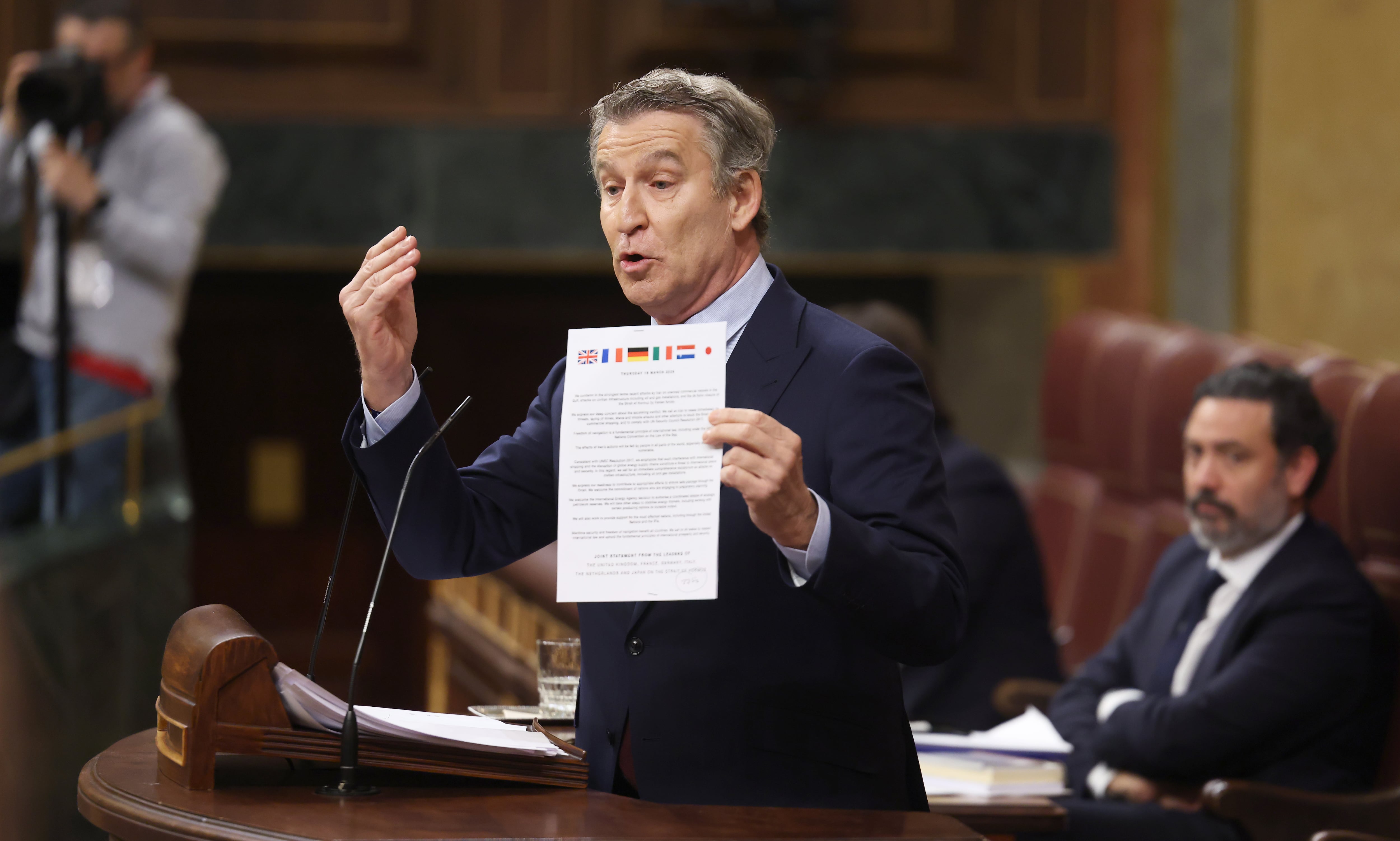 El presidente del Partido Popular, Alberto Núñez Feijóo, interviene durante una sesión de control al Gobierno, este miércoles