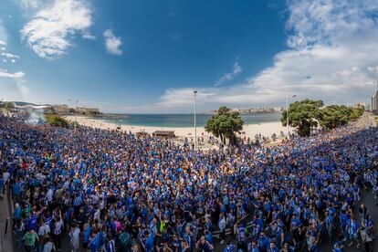 Miles de aficionados del Deportivo en la playa de Riazor.